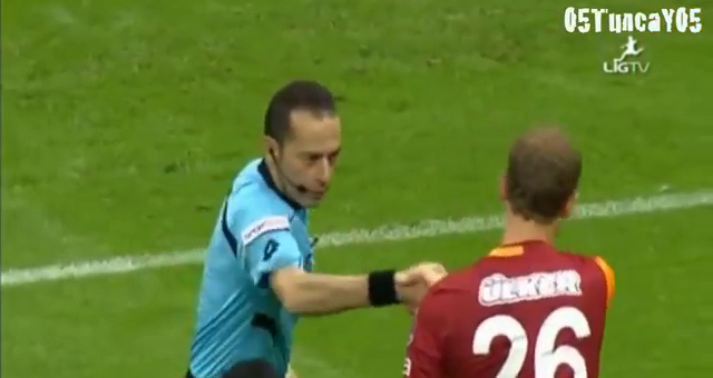 Video: Trọng tài Cuneyt Cakir cám ơn cầu thủ Galatasaray vì fairplay